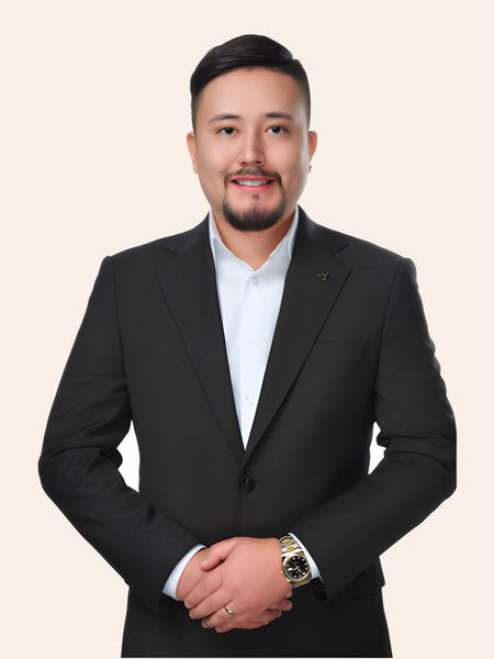 Almaz Alymkulov, real estate broker
